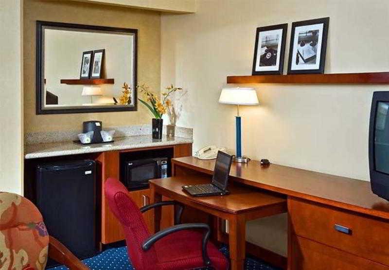 Courtyard By Marriott Charlottesville Kamer foto
