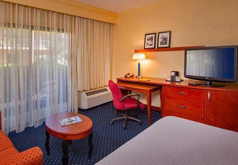 Courtyard By Marriott Charlottesville Kamer foto