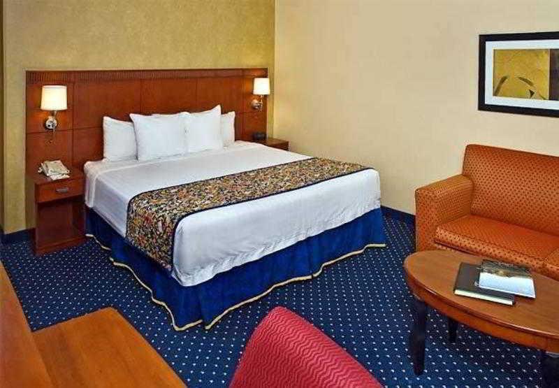Courtyard By Marriott Charlottesville Kamer foto