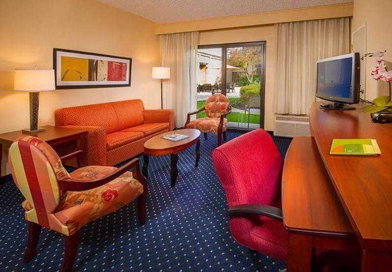 Courtyard By Marriott Charlottesville Kamer foto